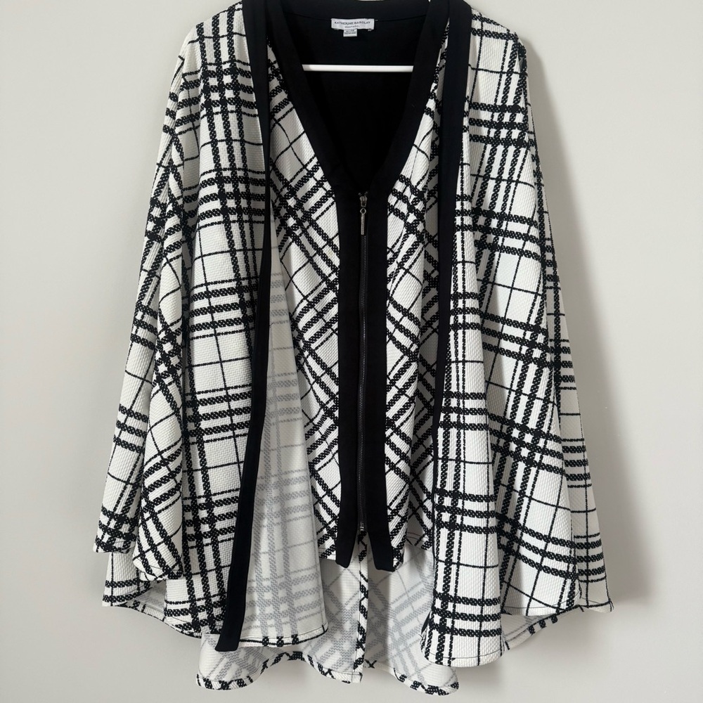 Katherine Barclay Montreal Black and White Stretchy Minimalist Women’s Cape Set - Picture 3 of 9